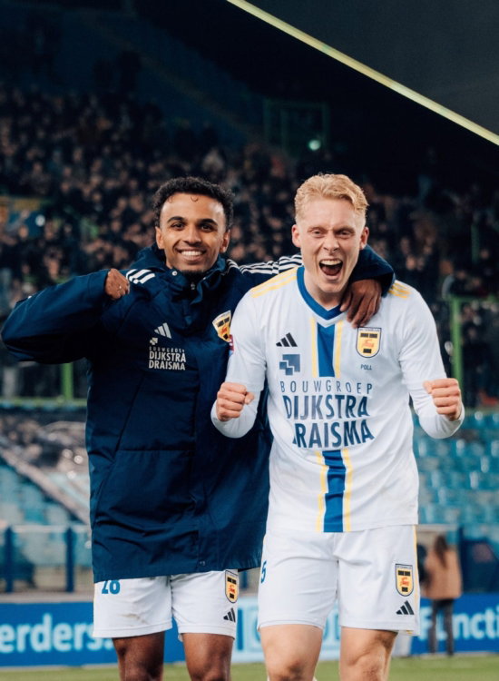 Twee spelers juichen voor de tribune