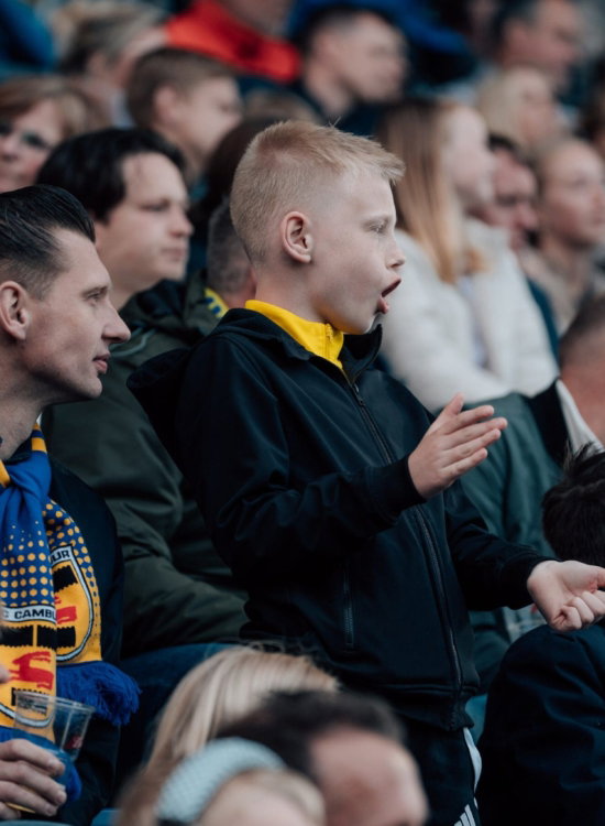 Supporters volgen de wedstrijd