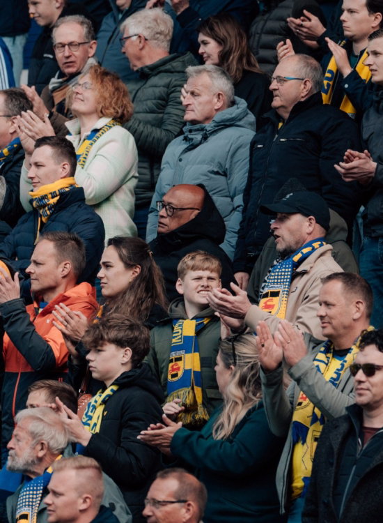 Supporters op de tribune tijdens de wedstrijd