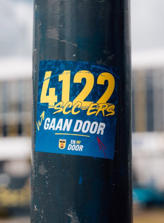 Sticker 4122 SCC'ers gaan door op een lantaarnpaal