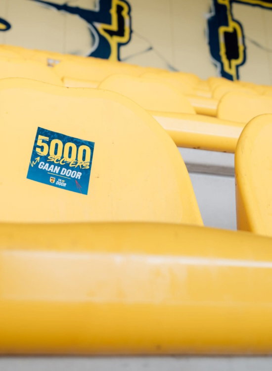 Gele stadionstoel met sticker 5000