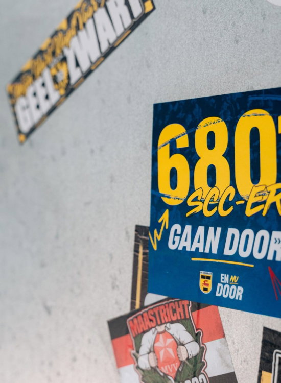 Sticker 6801 SCC'ers gaan door tussen andere stickers
