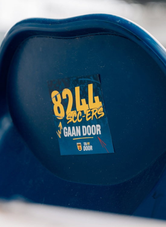 Sticker 8244 SCC'ers gaan door op een blauwe stadionstoel