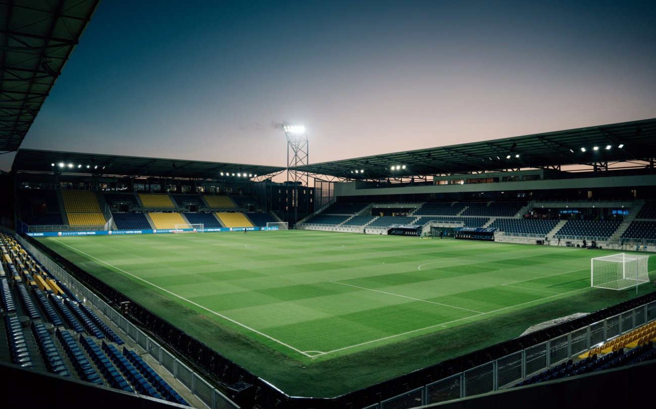 Leeg Kooi Stadion bij schemer