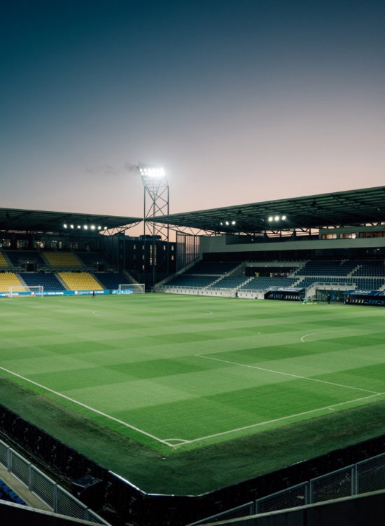 Leeg Kooi Stadion bij schemer