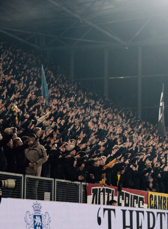 Volle tribune in de mist