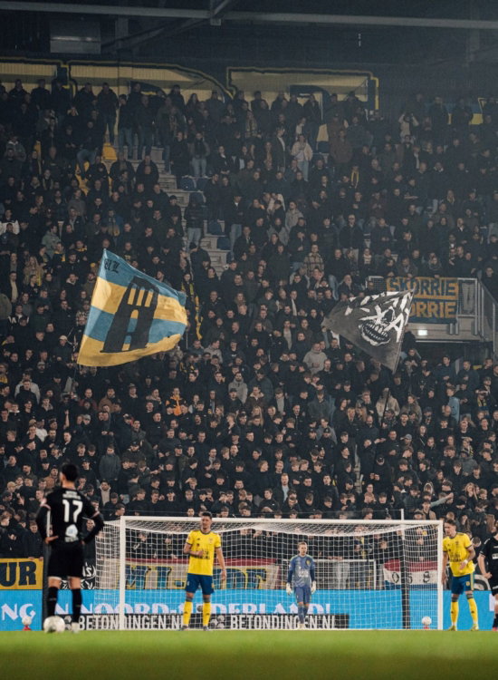 Tribune met vlag en doel op de achtergrond