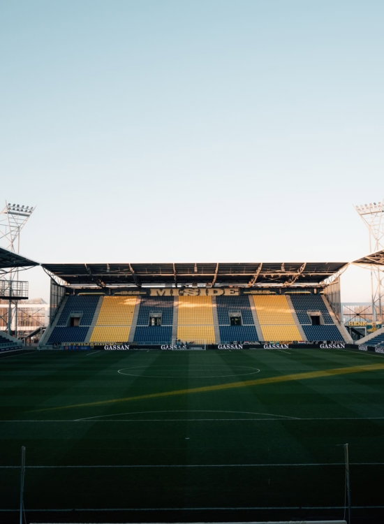 Kooi Stadion van binnen bij daglicht