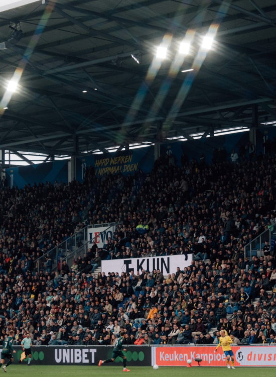 Volle tribune onder het licht in het Kooi Stadion