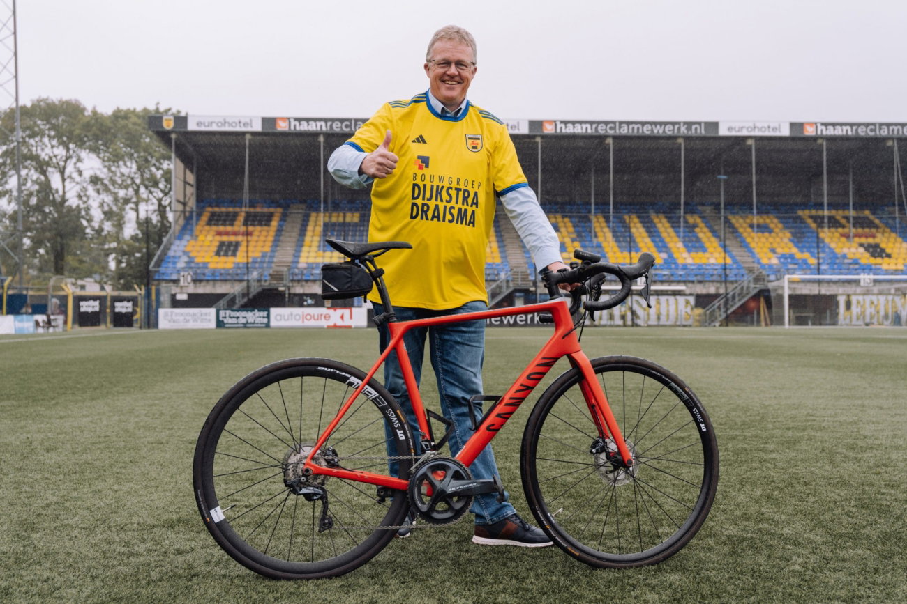 Supporter Oene Koop Teitsma op de fiets naar VVV – SC Cambuur