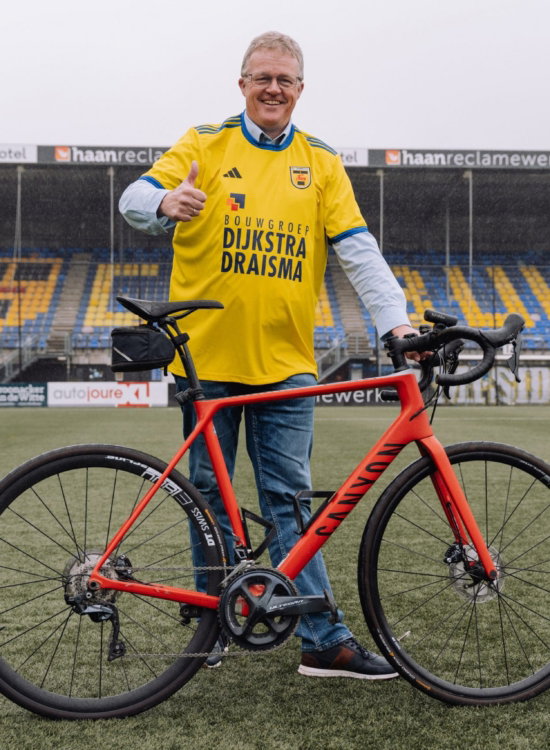 Fietser in Cambuur-shirt op het veld