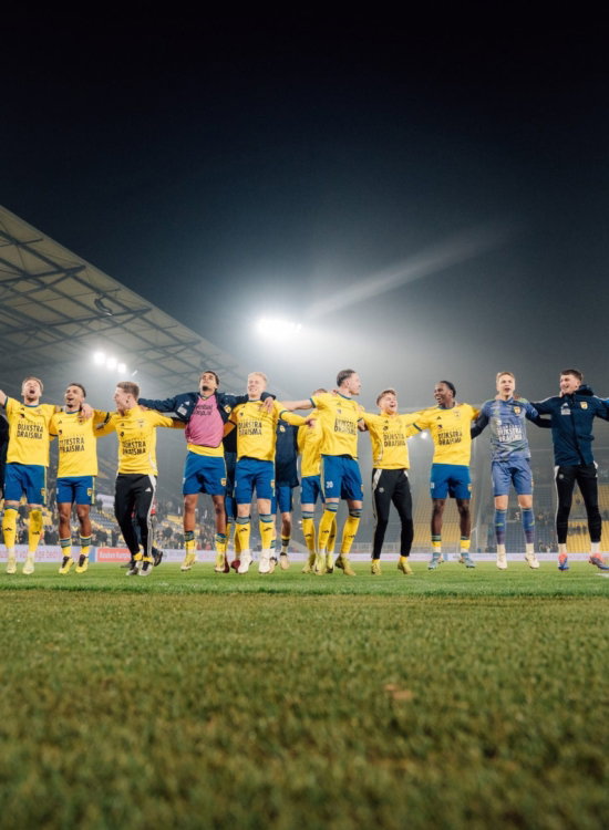 Spelers bedanken de supporters in het donker