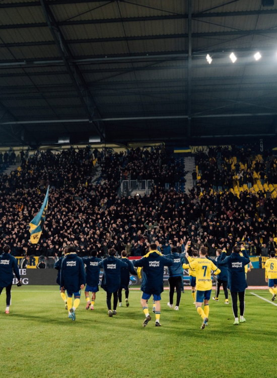 Spelers bedanken het uitvak onder het licht