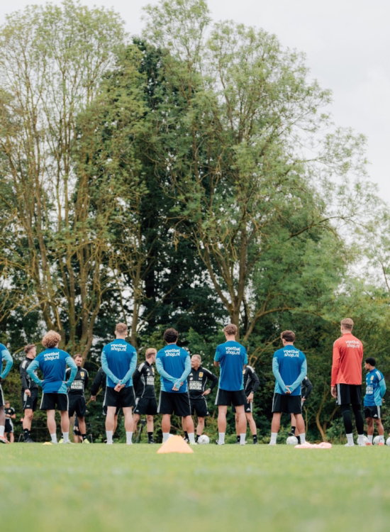 Jeugdteam op het trainingsveld tussen de bomen