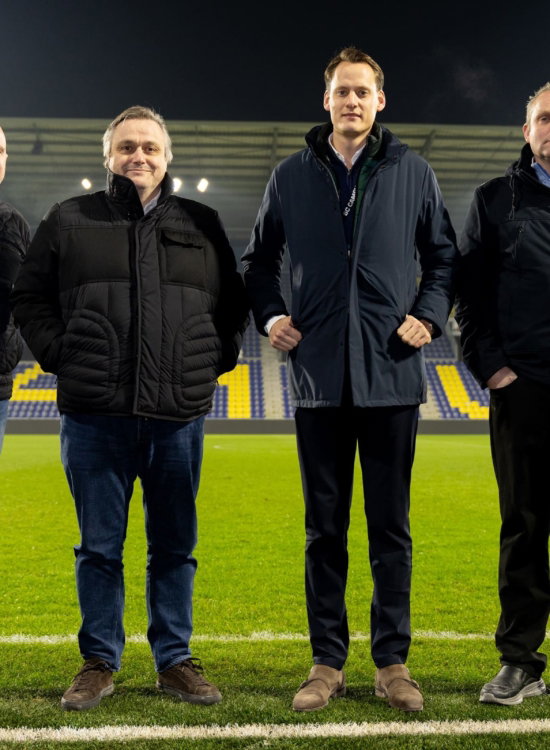 Vier partners op het veld bij avondlicht