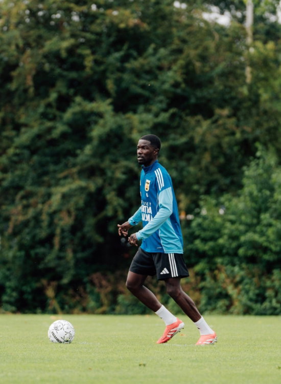Jeugdspeler traint alleen op het veld