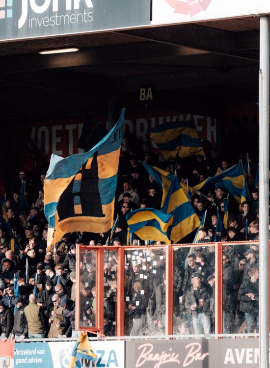 Uitvak met geel-blauwe vlaggen