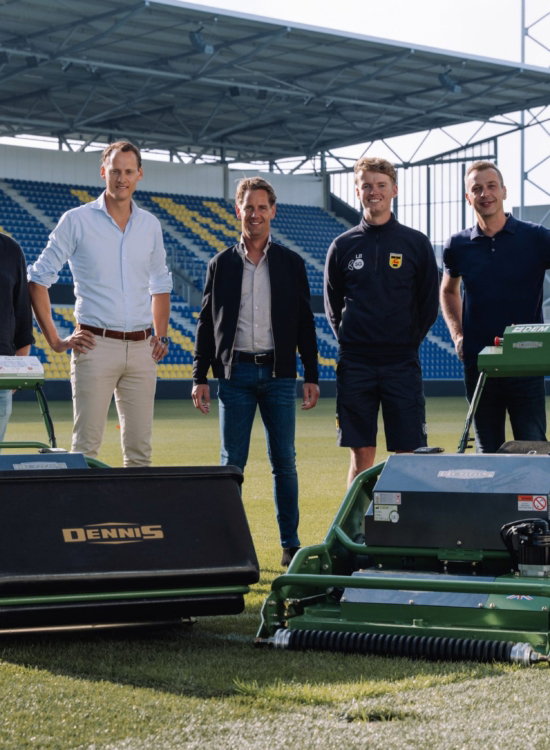 Partners bij nieuwe grasmaaiers in het stadion