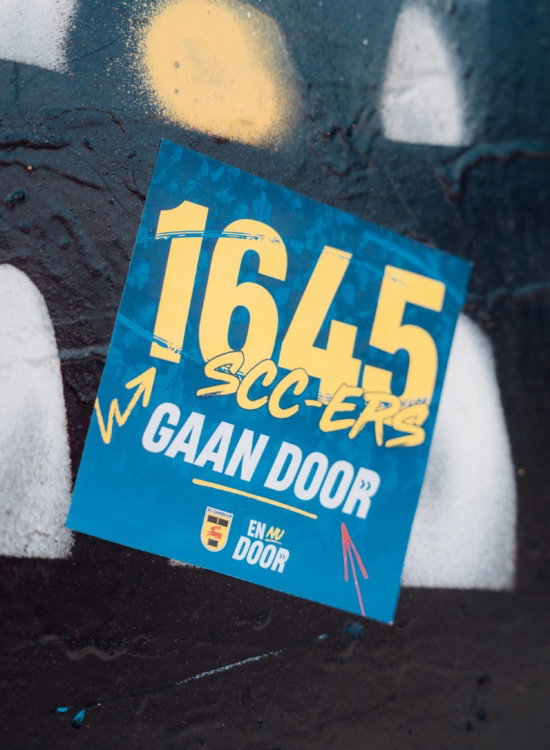 Sticker 1645 SCC'ers gaan door op een muur