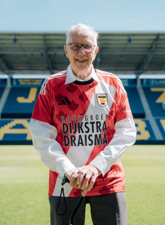Oudere supporter in Cambuur-shirt op het veld