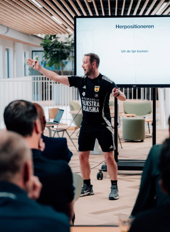 Presentatie met speler in een zaal