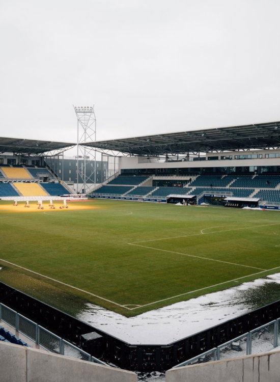 Oud Cambuur Stadion met besneeuwd veld