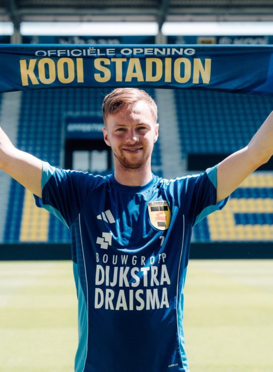 Nieuwe speler met sjaal in het Kooi Stadion