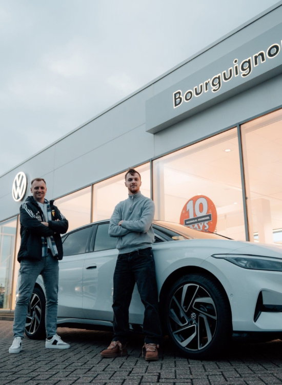 Partners bij een elektrische auto voor de showroom