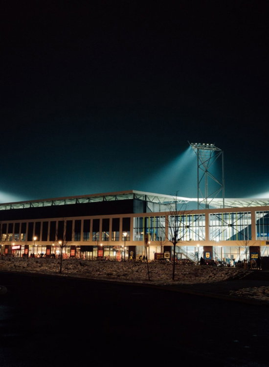 Stadion verlicht in de nacht