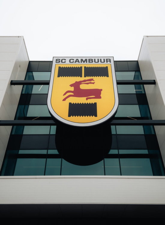 Clublogo SC Cambuur aan de gevel