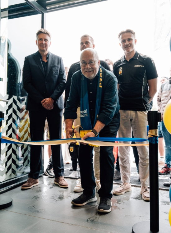 Opening met ballonnen en lint