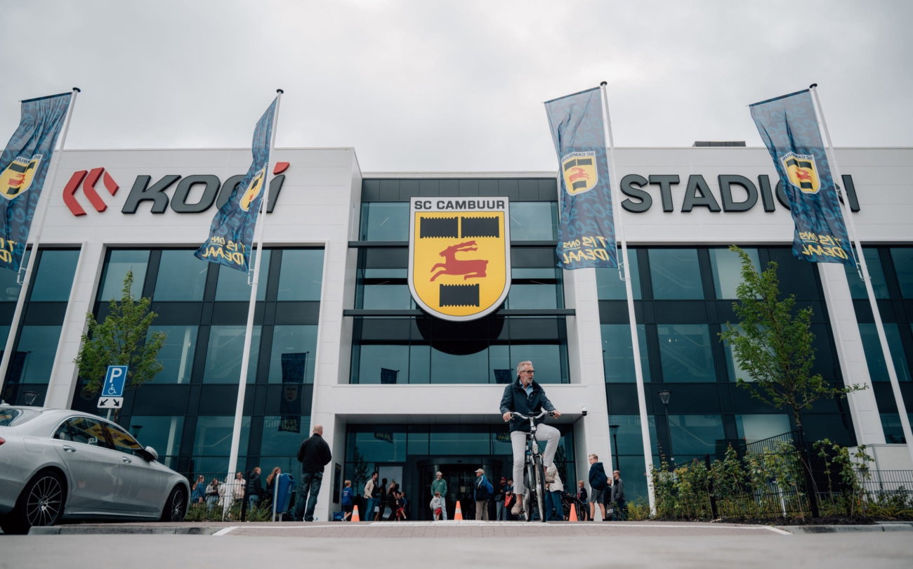 Hoofdingang Kooi Stadion met vlaggen