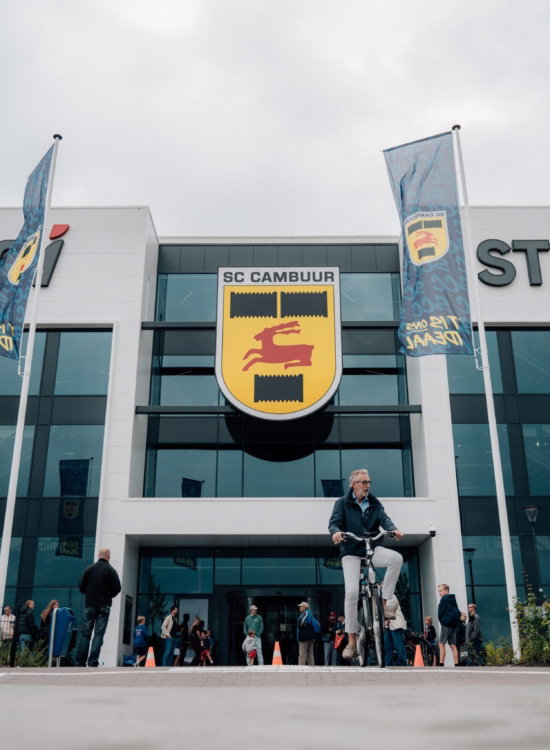 Hoofdingang Kooi Stadion met vlaggen