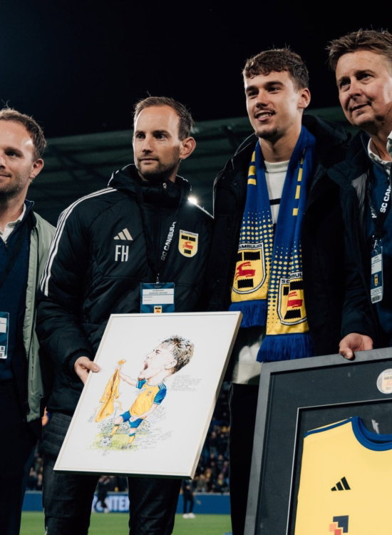 Partners met ingelijst shirt en tekening