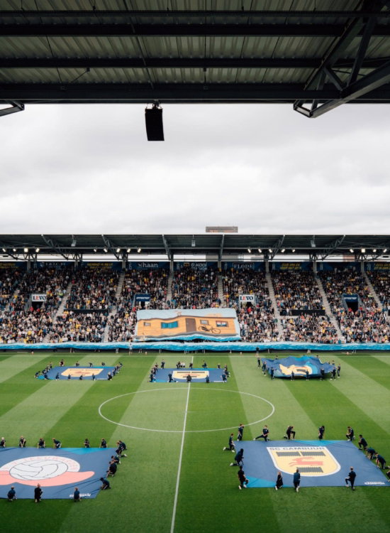 Kooi Stadion met logo's op het veld