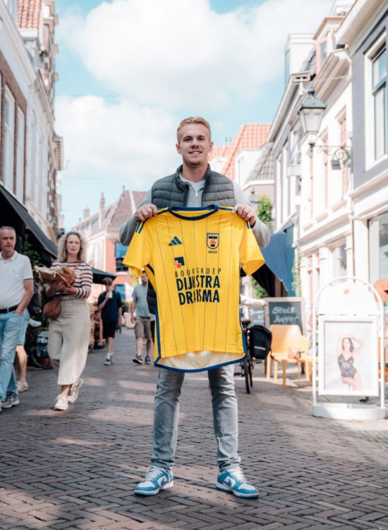 Supporter met Cambuur-shirt in de binnenstad