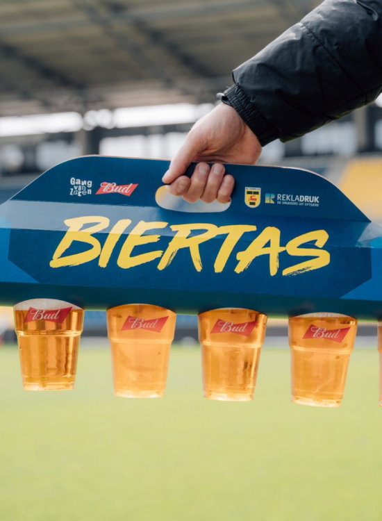 Biertas met bierglazen op het veld