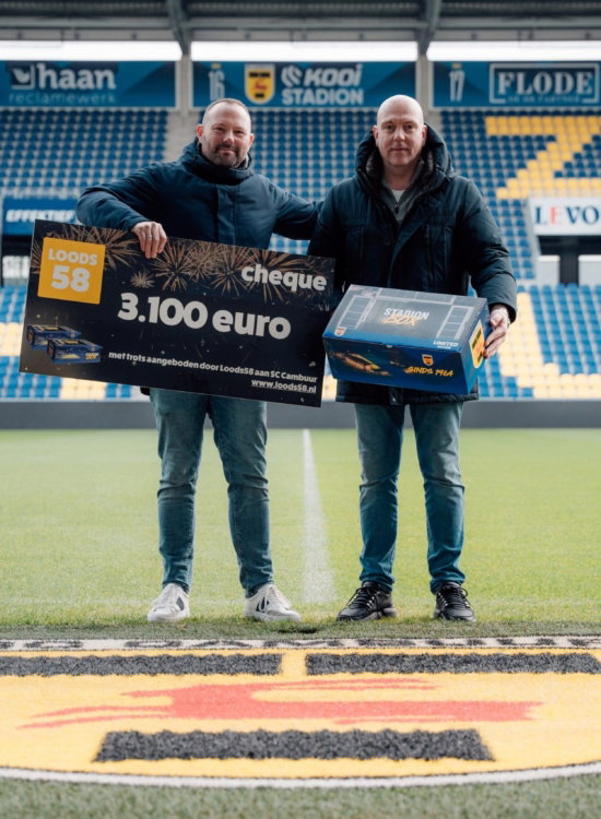 Uitreiking cheque van 3.100 euro op het veld