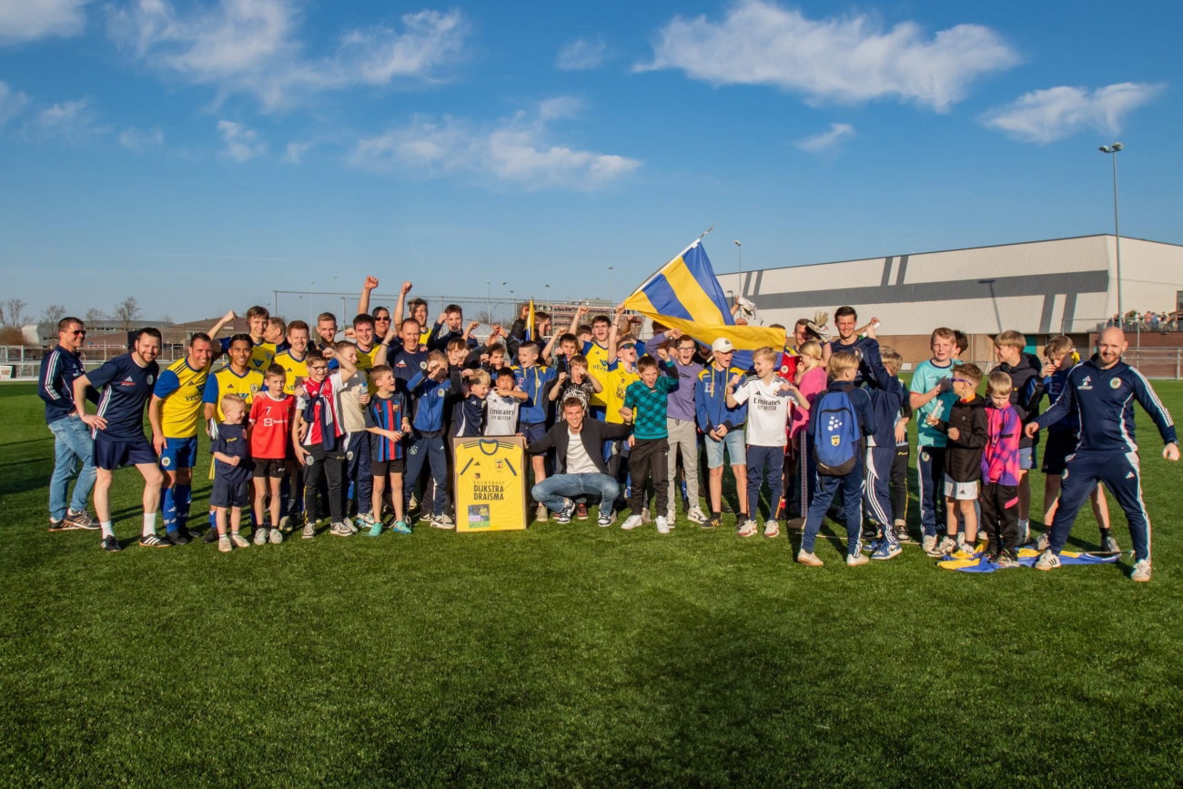 Steyn Potma overhandigt wedstrijdshirt aan SC Franeker