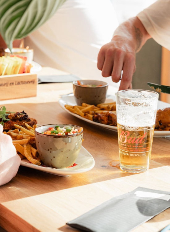Eten en drinken op tafel in de businessclub