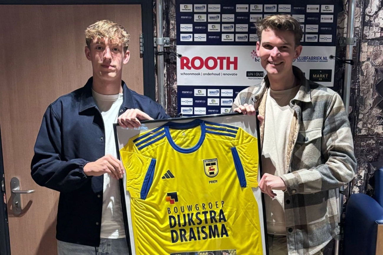 Jelte Priem overhandigt wedstrijdshirt aan ONS Sneek