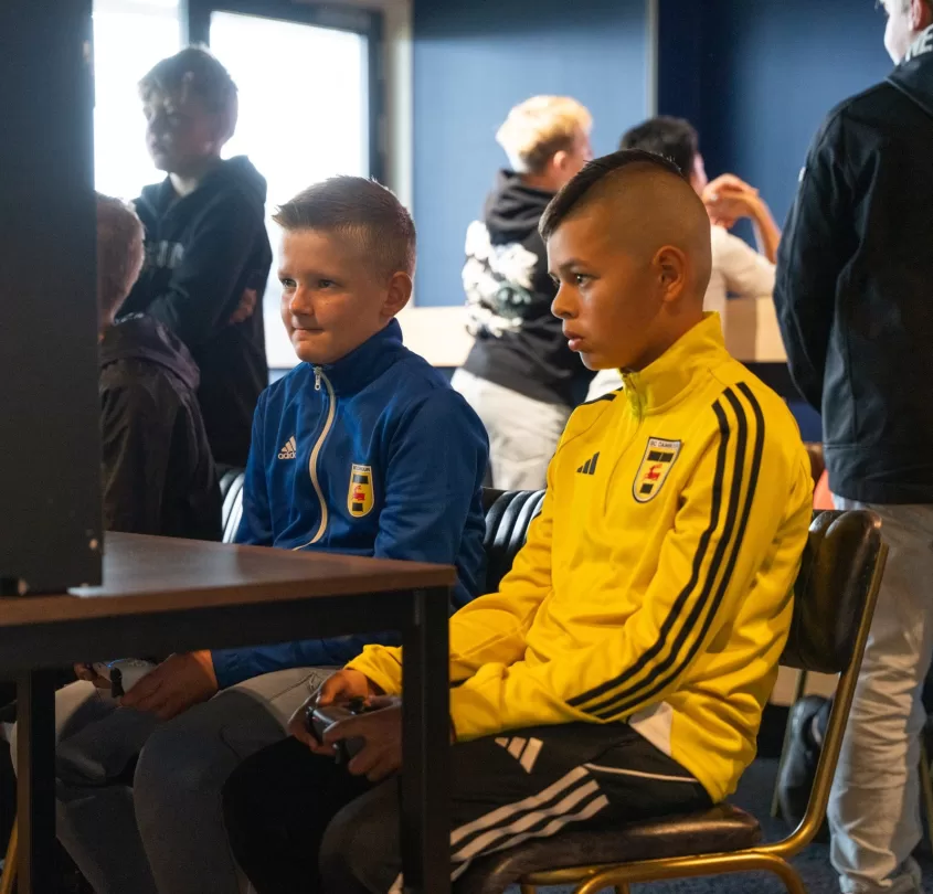 Jongens aan tafel in de lounge