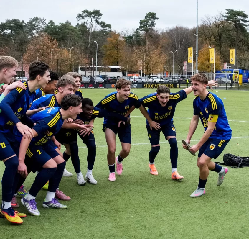 Jeugdteam viert feest op het veld