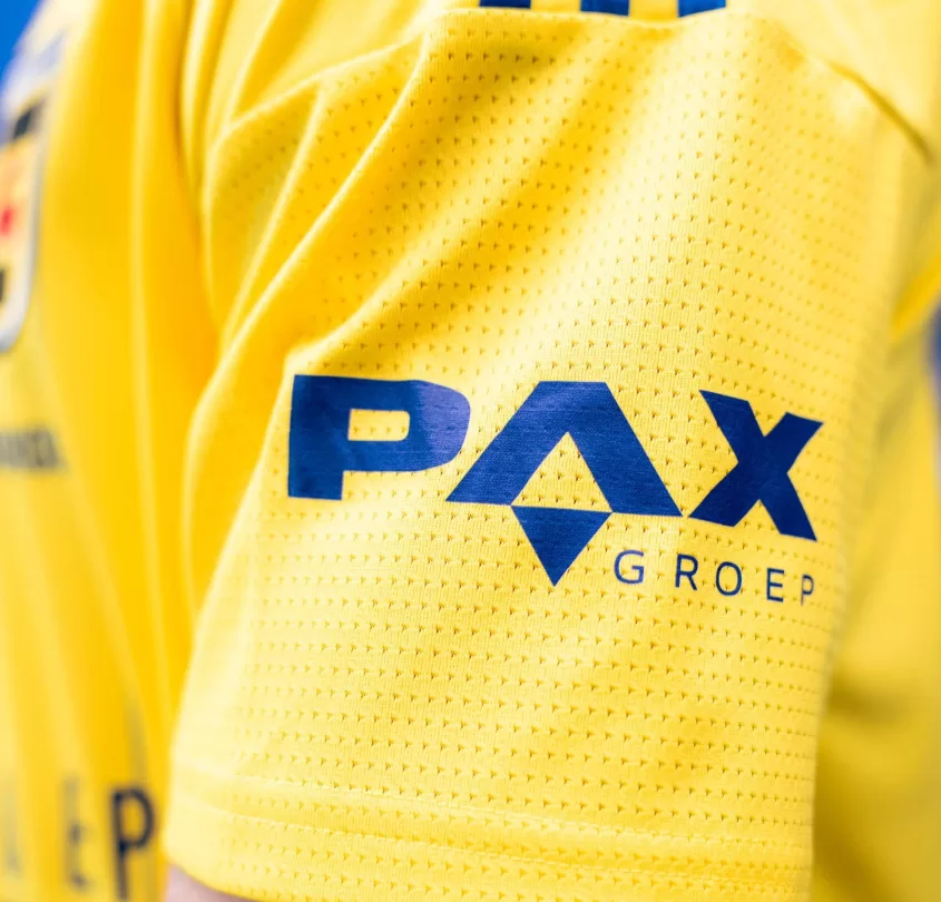 PAX Groep op de mouw van het gele shirt