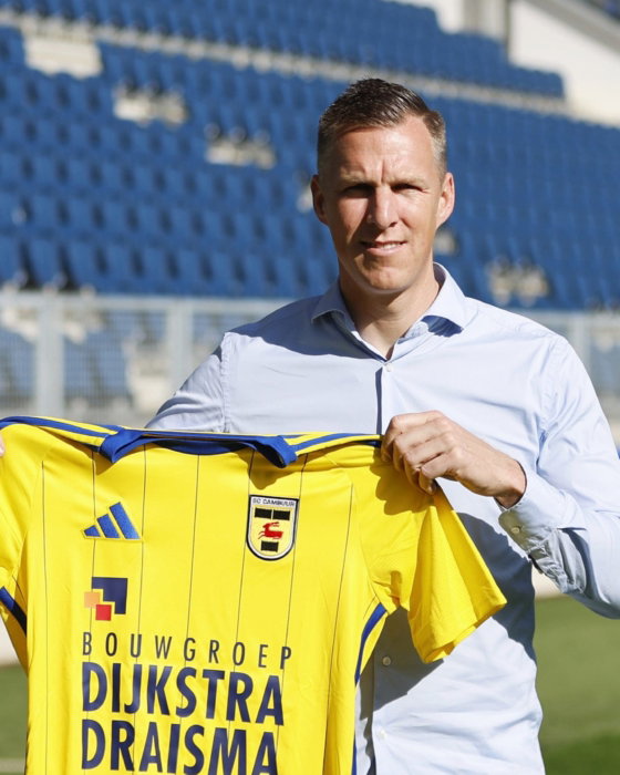 Partner met geel Cambuur-shirt in het stadion