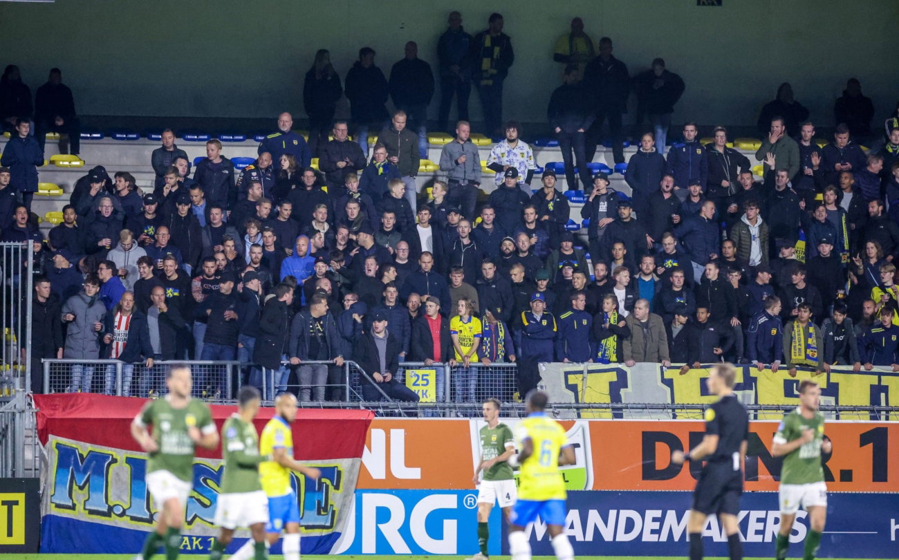 Spelers voor een volle tribune