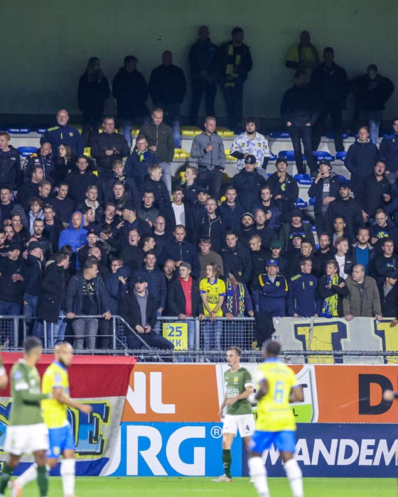 Spelers voor een volle tribune