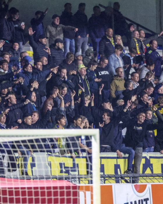 Supporters achter het doel bij een avondwedstrijd