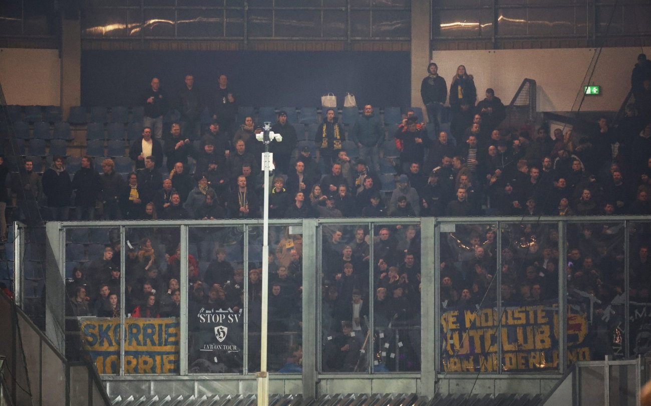 Uitvak achter het hek in het donker