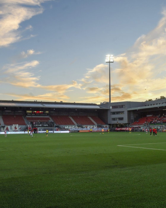 Veld bij zonsondergang in het stadion